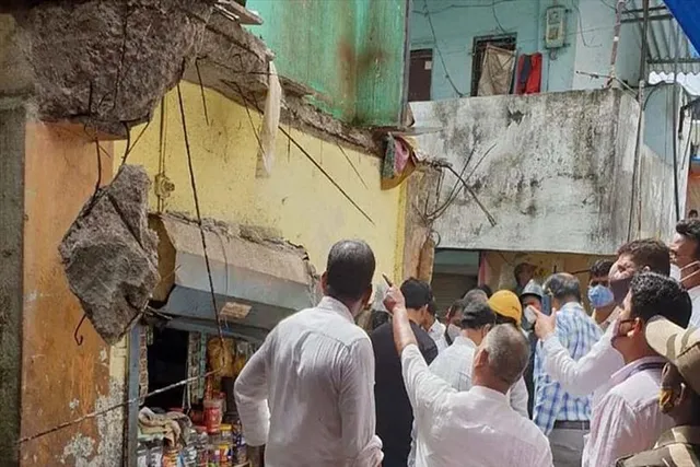 মেরামতের সময় বাড়ি ভেঙে মৃত বহু