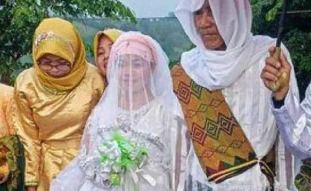 ১৮ বছর বয়সীকে বিয়ে করলেন ৭৮ বছর বয়সী ব্যক্তি