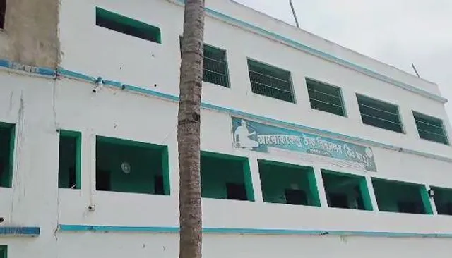 ডেবরায় হোস্টেল থেকে নিঁখোজ দুই নবম শ্রেনীর পড়ুয়া, চাঞ্চল্য স্কুল চত্তরে