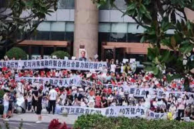 বাড়ি বিতরণে বিলম্ব, চীনের হেনানে চলছে প্রতিবাদ মিছিল