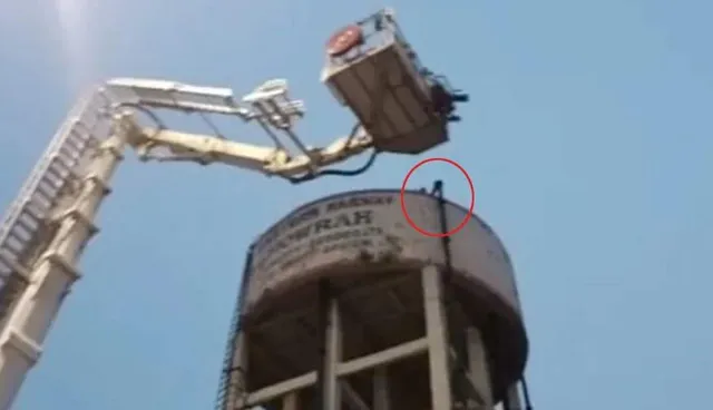 হাওড়া স্টেশন লাগোয়া জলের ট্যাঙ্কের মাথায় উঠে গেলেন এক ব্যক্তি