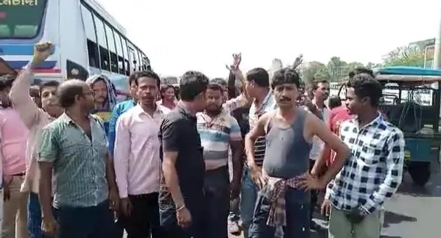 বাসের সময়সূচী বদল, বাসের টিয়ারিং ছেড়ে রাস্তায় বাস কর্মচারীরা