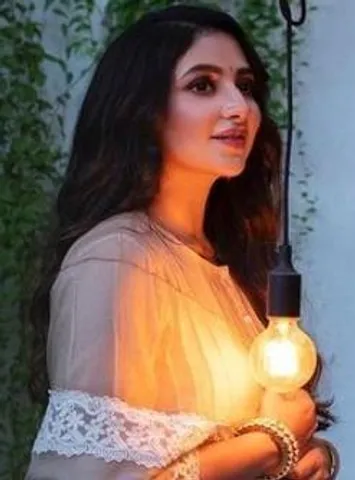 ষষ্ঠীর লুক শেয়ার করলেন শুভশ্রী