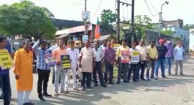 পেট্রো-পণ্যের দাম কমানোর দাবিতে বার্নপুর পেট্রল পাম্পে বিক্ষোভ বিজেপির