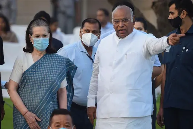 'দলের হাল আমাকেই ধরতে বলেছেন সোনিয়া গান্ধী', দাবি মল্লিকার্জুন খাড়গের