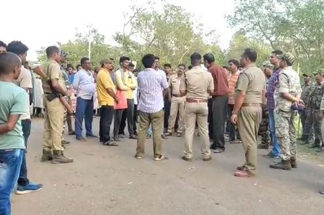 ৪০ ঘন্টার পর জেলাশাসকের প্রতিনিধির আশ্বাসে পথ অবরোধ তুলে নিলেন প্ৰহরাজপুর এলাকার বাসিন্দারা