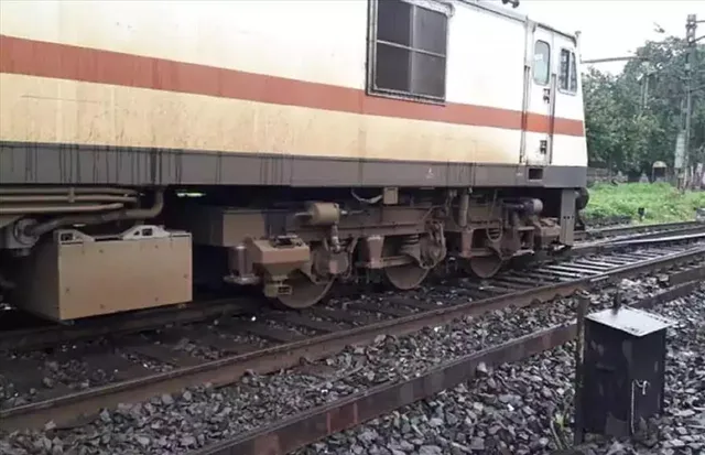 লাইনচ্যূত এলএলটি-জয়নগর এক্সপ্রেসের একাধিক বগি