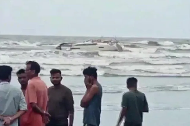 রহস্যজনক বোটে AK-47 উদ্ধার ঘিরে চাঞ্চল্য