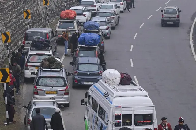 জম্মু-শ্রীনগর জাতীয় মহাসড়কে  স্বাভাবিক হল যান চলাচল