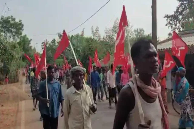 ফের গ্রামের রাস্তায় লাল ঝান্ডার ভিড়