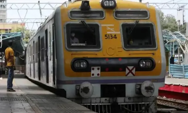 দুটি ভ্যাকসিন নিলেই এবার ওঠা যাবে লোকাল ট্রেনে?