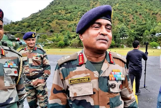 ফ্রান্স সফরে সেনাপ্রধান