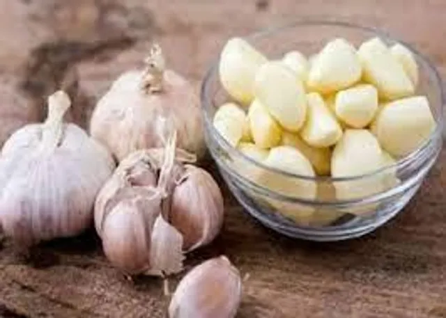 রসুনের খোসা ছাড়াতে নাজেহাল?