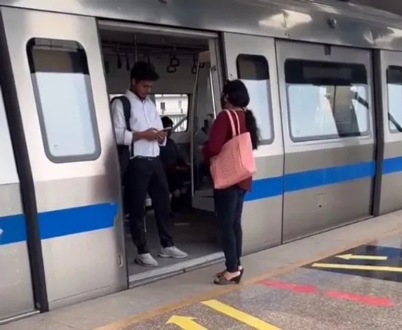 মেট্রোর গেটে দাঁড়িয়ে মোবাইলে চোখ, যুবকের সঙ্গে ঘটে গেল দুর্ঘটনা