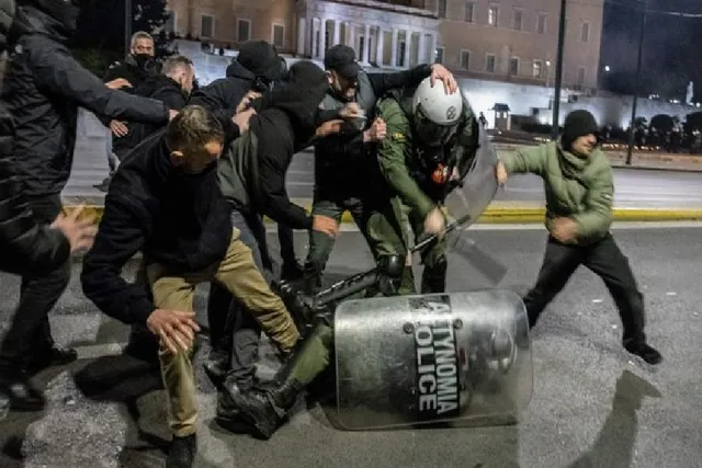 এথেন্সের পরিস্থিতি ক্রমেই উত্তাল হয়ে উঠছে, দেখুন ভিডিও