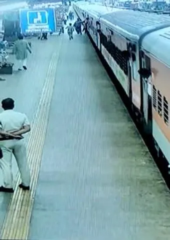 ট্রেনে উঠতে গিয়ে দুর্ঘটনার মুখে যাত্রী,  কর্তব্যরত কনস্টেবলের তৎপরতায় বাঁচল প্রাণ