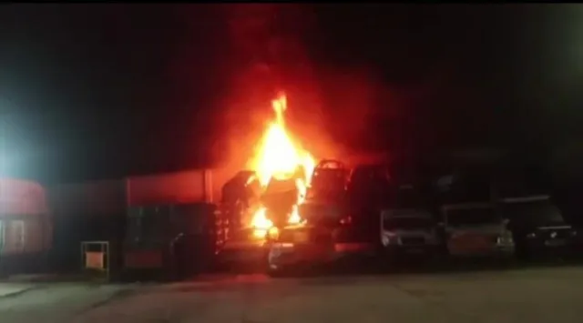 শিলিগুড়িতে আগুনে ভস্মীভূত বেশ কয়েকটি গাড়ি