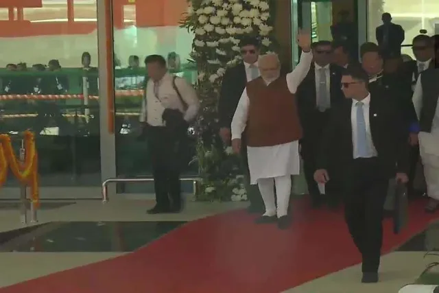 ইটানগরের গ্রিনফিল্ড বিমানবন্দরে পৌঁছেছেন প্রধানমন্ত্রী