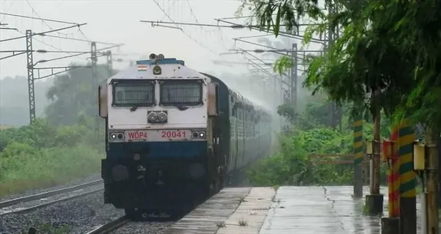 স্টেশনে ঢোকার মুখেই আচমকা দুইভাগ ট্রেন!