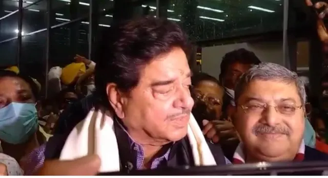 দলীয় কর্মী-সমর্থকদের অভ্যর্থনায় আপ্লুত শত্রুঘ্ন সিনহা