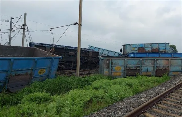 বিহারের রোহতাস জেলায় মালগাড়ির ২০টি বগি লাইনচ্যুত, বন্ধ ট্রেন চলাচল