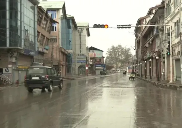 সপ্তাহ শেষে কার্ফুতে সাড়া জম্মু-কাশ্মীরের