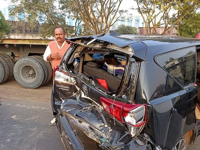 পথ দুর্ঘটনার কবলে মন্ত্রী হুমায়ুন কবীরের স্ত্রী;  আহত আরো ২