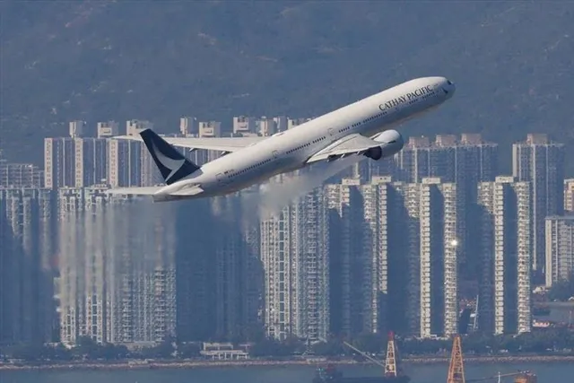 বিভ্রাট সামলে হংকংয়ে চালু হল বিমান পরিষেবা