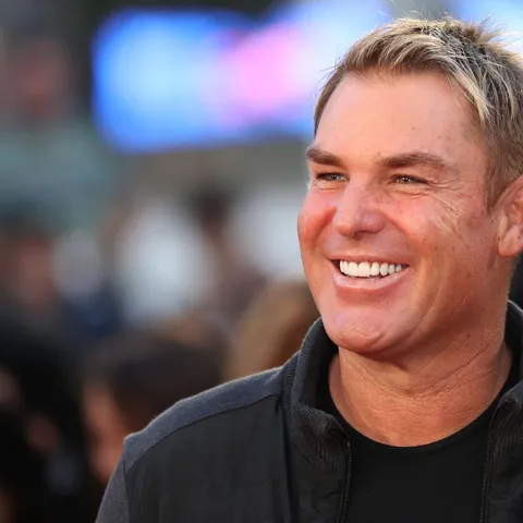 ২৮ বছর পর বিস্ফোরক অভিযোগ ওয়ার্ন-এর