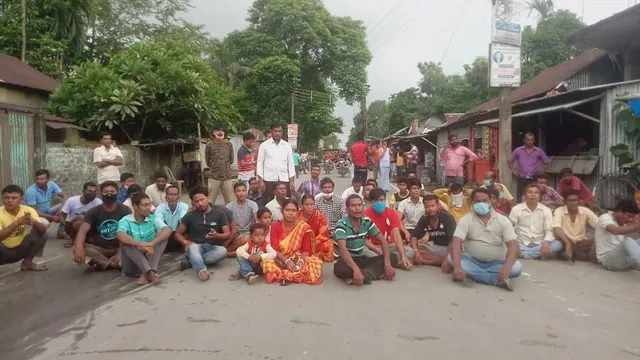 চাষের জমিতে তৃণমূলের ঝান্ডা পুঁতে পাঁচ লক্ষ টাকা চাওয়ার অভিযোগ