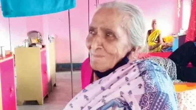 ঠিকানা ভোলা নিখোঁজ বৃদ্ধাকে ফেরাল পুলিশ