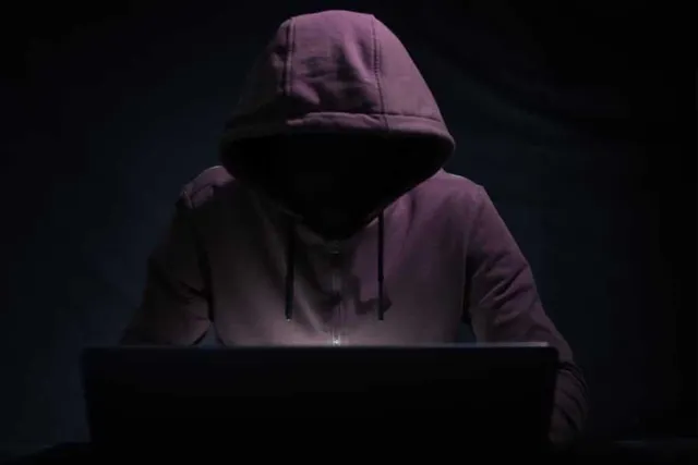 ফোন হ্যাক হওয়ার পর প্রায় ১ কোটি টাকা খোয়ালেন ব্যবসায়ী