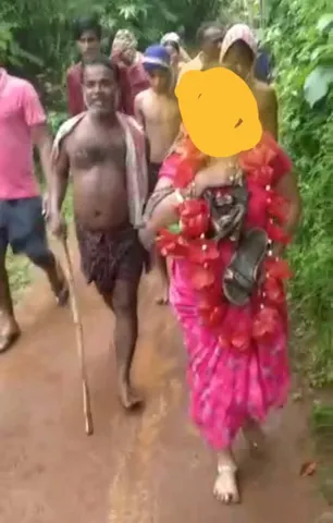 পরকীয়ার জেরে মহিলাকে তালিবানি শাসন গ্রামবাসীদের