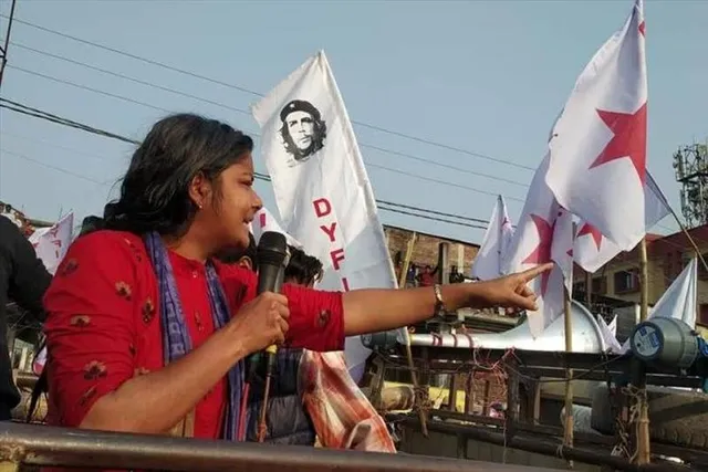 মীনাক্ষী মুখোপাধ্যায়কে চ্যাংদোলা করে পুলিশ ভ্যানে তোলা হল