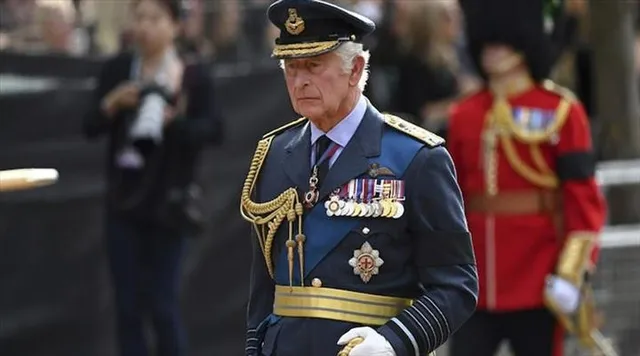 সিংহাসনে বসেই প্রতিবাদের সম্মুখীন চার্লস