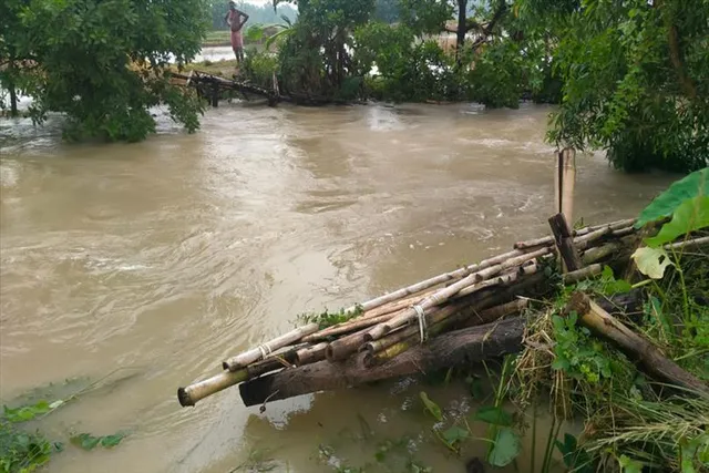জলের তোড়ে বাঁশের সাঁকো ভেঙে বিপত্তি