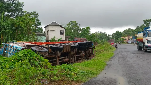 বৃষ্টির জেরে দুর্ঘটনার কবলে বালিভর্তি লরি