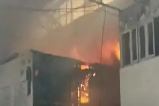 বিধ্বংসী আগুন লাগল শিবপুরের রঙের কারখানায়