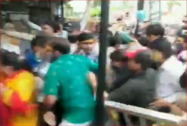 দূরত্ব বিধি শিকেয় তুলে মন্দিরে মানুষের ঢল, আহত বেশ কয়েকজন