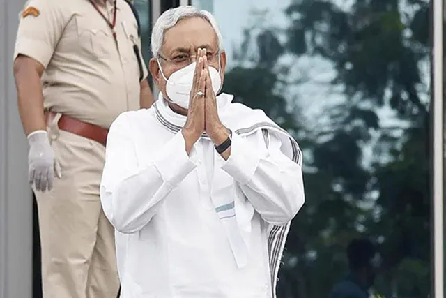 ইস্তফা দিয়েই লালুর বাড়িতে নীতীশ কুমার