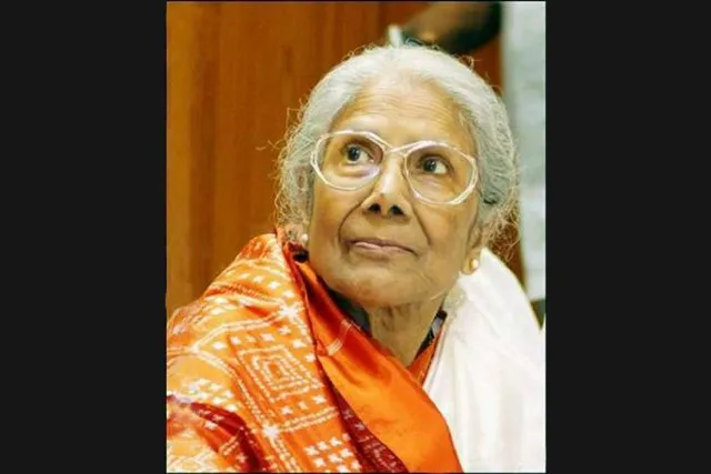 শববাহী গাড়িতে তোলা হল শিল্পীর দেহ