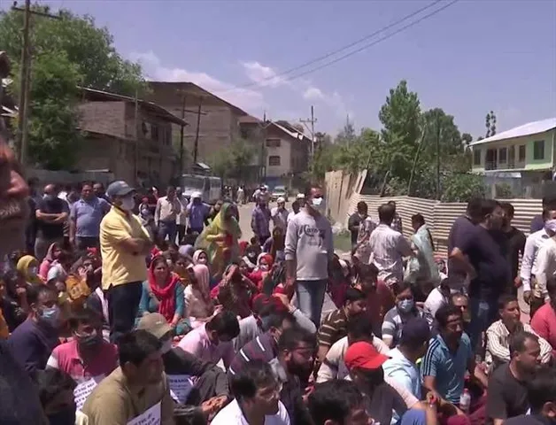 কাশ্মীরি পণ্ডিত হত্যার ঘটনায় চড়ছে পারদ, জঙ্গিদের শাস্তির দাবিতে বিক্ষোভ