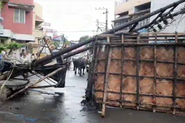 আচমকা ঝড় বৃষ্টিতে ইলেক্ট্রিক পোল উল্টে বিপত্তি