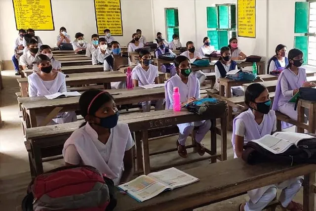 খুলছে স্কুল, শনিবার থেকে শিক্ষকদের স্কুলে আসার নির্দেশ