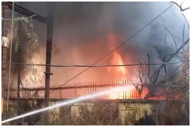 টেলিফোন এক্সচেঞ্জের পাশে আগুন, এলাকায় আতঙ্ক