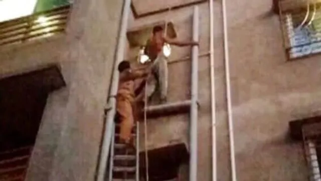 অভিমানে ৪ তলার কার্নিশে উঠে গেলেন ব্যক্তি, ৩ ঘণ্টার চেষ্টায় উদ্ধার করল দমকল