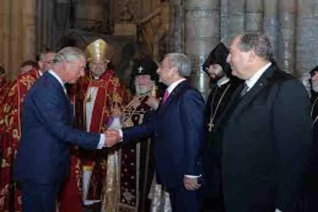 রানীর কফিন পরিদর্শনের সময় নিয়ম ভঙ্গ, সমালোচনার মুখে আর্মেনিয়ার রাষ্ট্রপতি