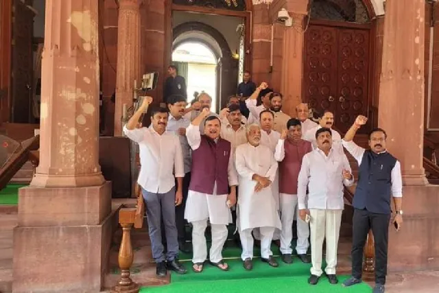 সংসদে প্রতিবাদ বিআরএস এবং আপ সাংসদদের