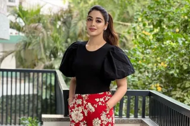 এই IAS অফিসারের বাগদত্তার রূপে ঘায়েল সকলে