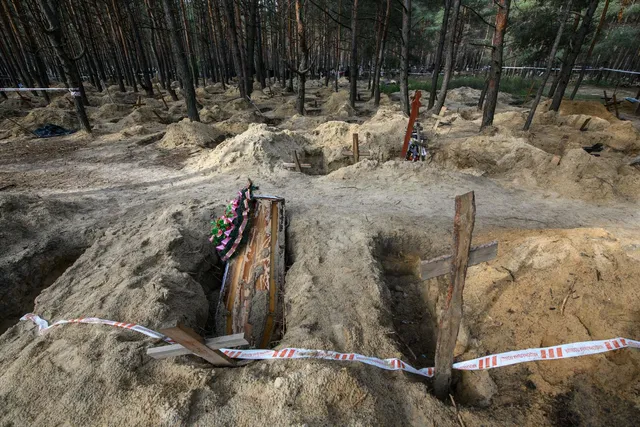 ইউক্রেনের পুনর্দখলকৃত এলাকায় উদ্ধার দেহ